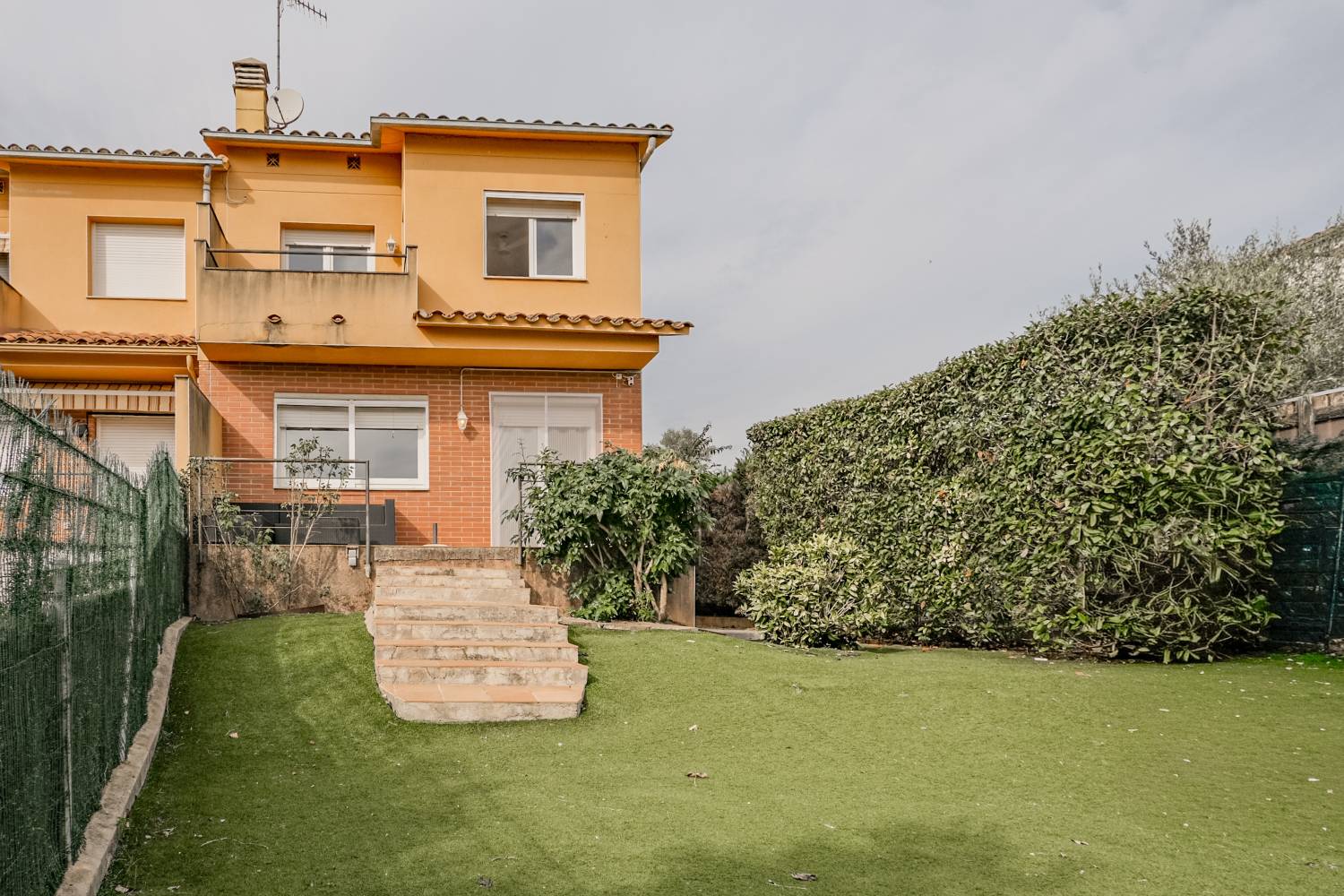 Vista del jardí privat de la casa Can Ring a Besalú, amb espai per relaxar-se i disfrutar de l’exterior.